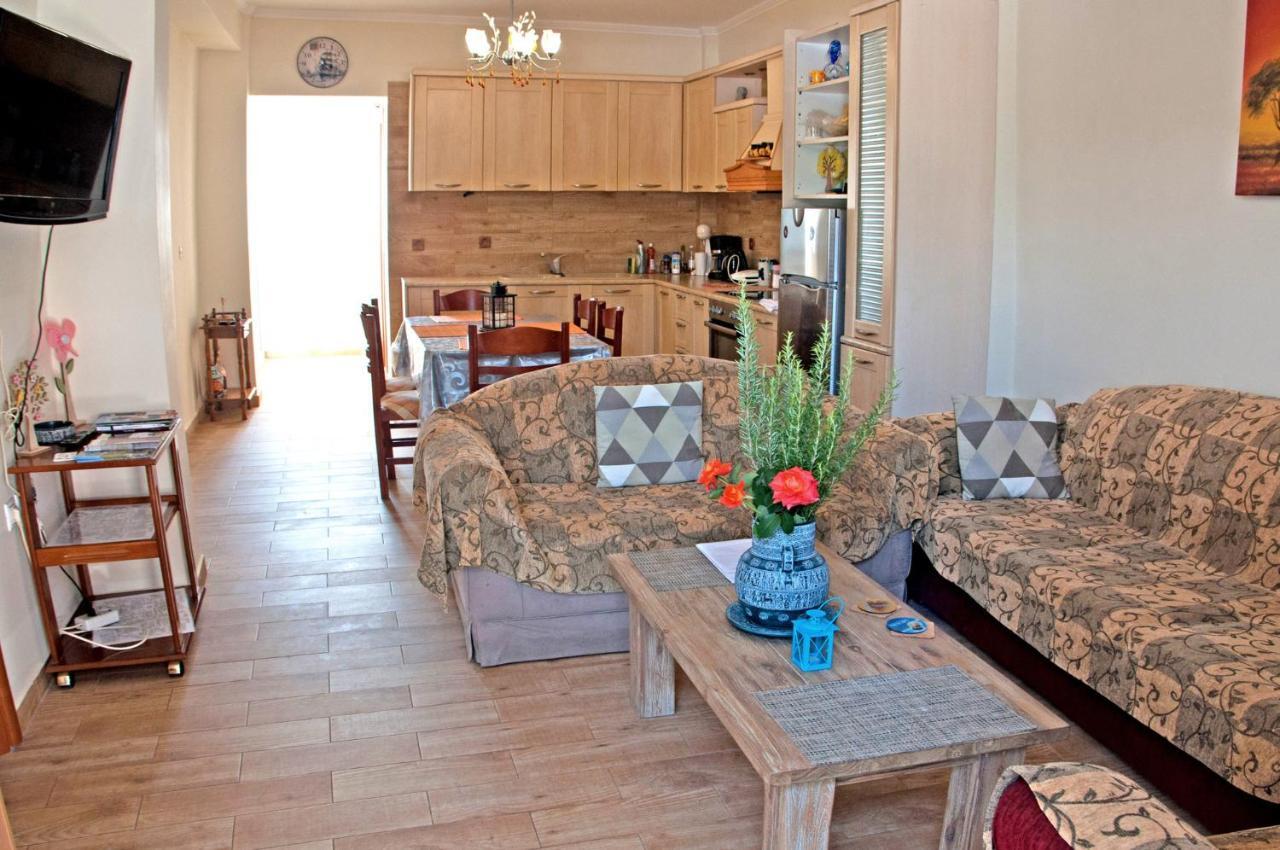Country house Traditional House Next To